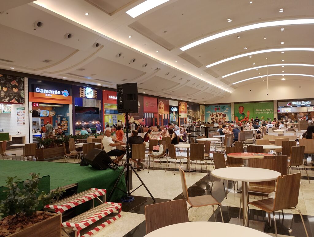 Praça de alimentação do Teresina Shopping, na capital piauiense, ilustrando o funcionamento dos estabelecimentos no feriado.