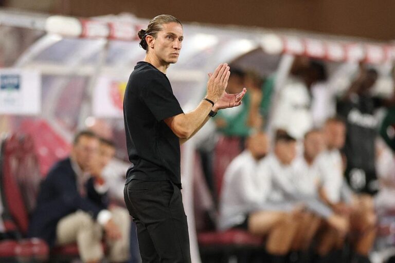 Filipe Luís à beira do campo como treinador do Monaco durante partida do Campeonato Francês.