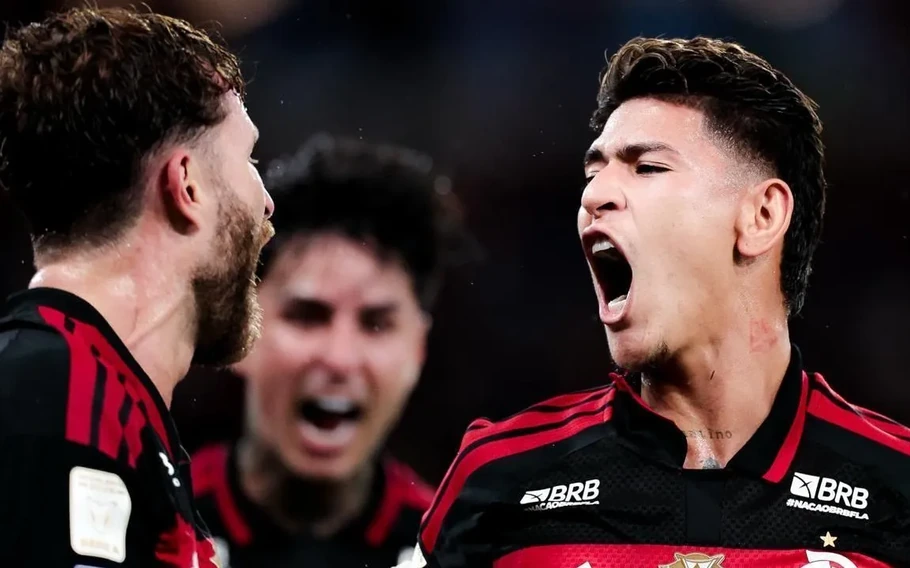 Jorge Carrascal, de uniforme rubro-negro, grita ao lado de companheiros do Flamengo durante a comemoração.