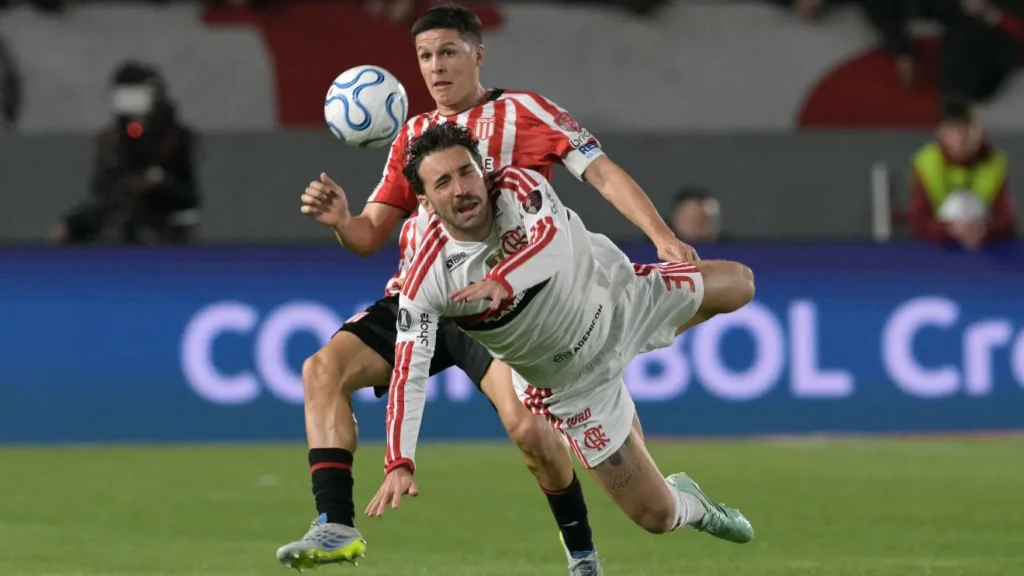 Lance da partida entre Estudiantes e Flamengo pela semifinal da Copa Libertadores de 2026.