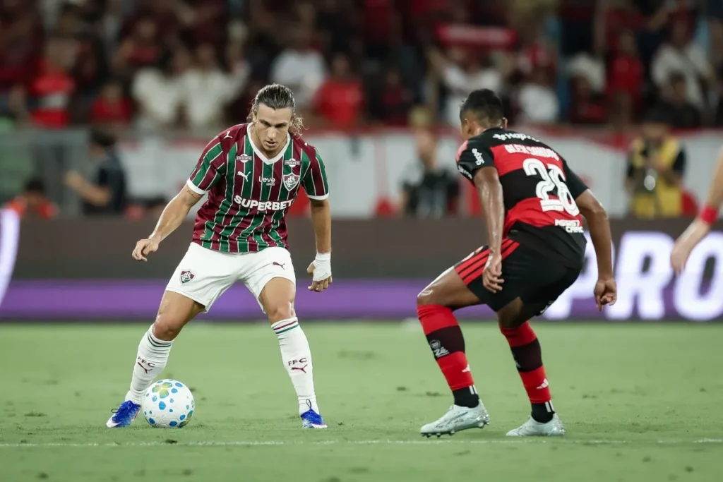 Jogadores de Flamengo e Fluminense disputam a bola durante clássico pelo Campeonato Brasileiro de 2026.