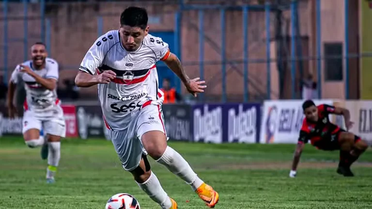 Jogador do River-PI conduz a bola durante o clássico contra o Flamengo-PI pela final da Série B do Piauiense.