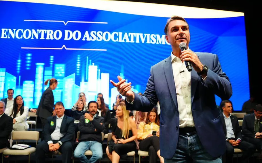 Flávio Bolsonaro durante discurso em evento político em São Paulo, onde apresentou propostas para ampliar o sistema prisional brasileiro.