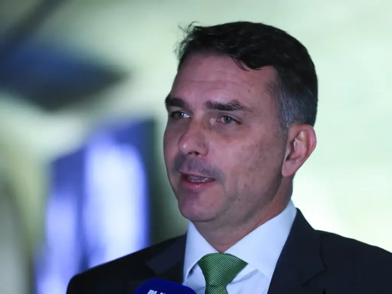 Senador Flávio Bolsonaro durante entrevista à imprensa em Brasília, em fotografia de arquivo de setembro de 2025.