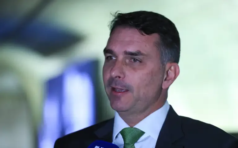 Flávio Bolsonaro durante entrevista à imprensa, em fotografia de arquivo.