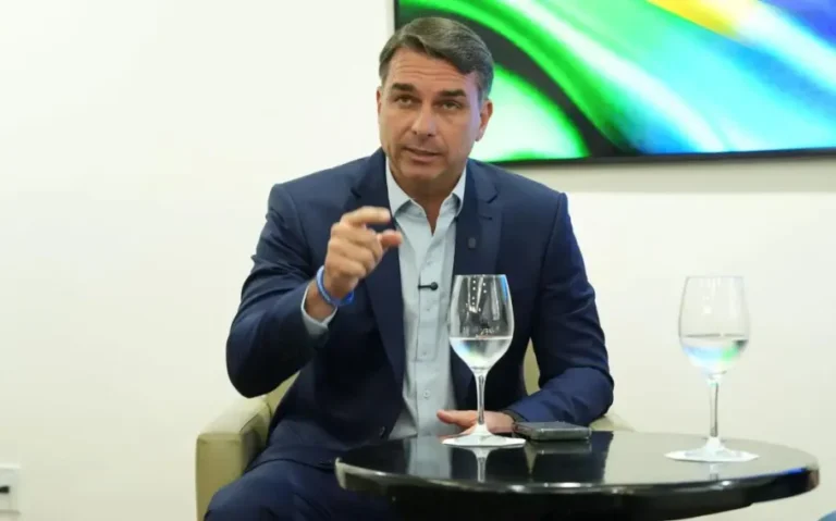 Flávio Bolsonaro, candidato à Presidência, que apresentou denúncia ao TSE sobre suposta rede de desinformação favorável a Lula.