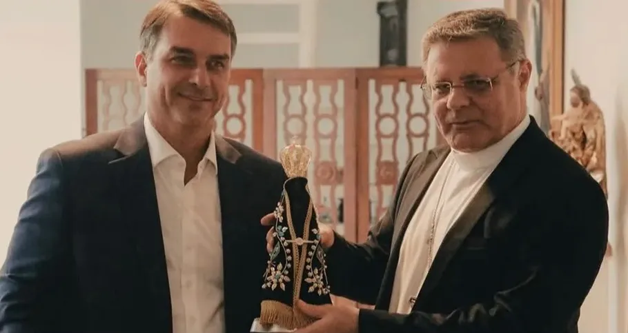 Flávio Bolsonaro durante encontro com o arcebispo de Brasília, cardeal Paulo Cezar Costa, que lhe entregou uma imagem de Nossa Senhora Aparecida.