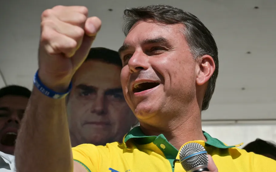 Flávio Bolsonaro durante evento político em meio à disputa presidencial de 2026