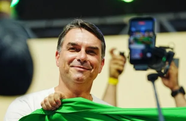 Flávio Bolsonaro, candidato à Presidência da República, que negou cortes nas aposentadorias e defendeu reajustes acima da inflação.