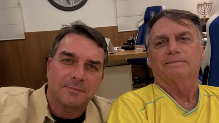 Imagem de Flávio Bolsonaro e do pai, o ex-presidente Jair Bolsonaro.
