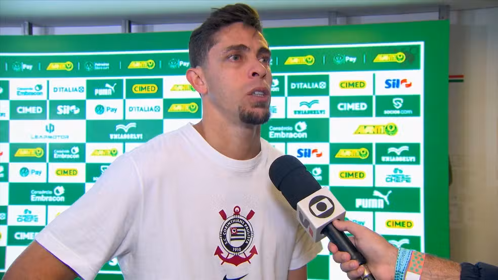 Gabriel Paulista durante o clássico entre Palmeiras e Corinthians, após o qual denunciou atrasos salariais e criticou a diretoria do clube.