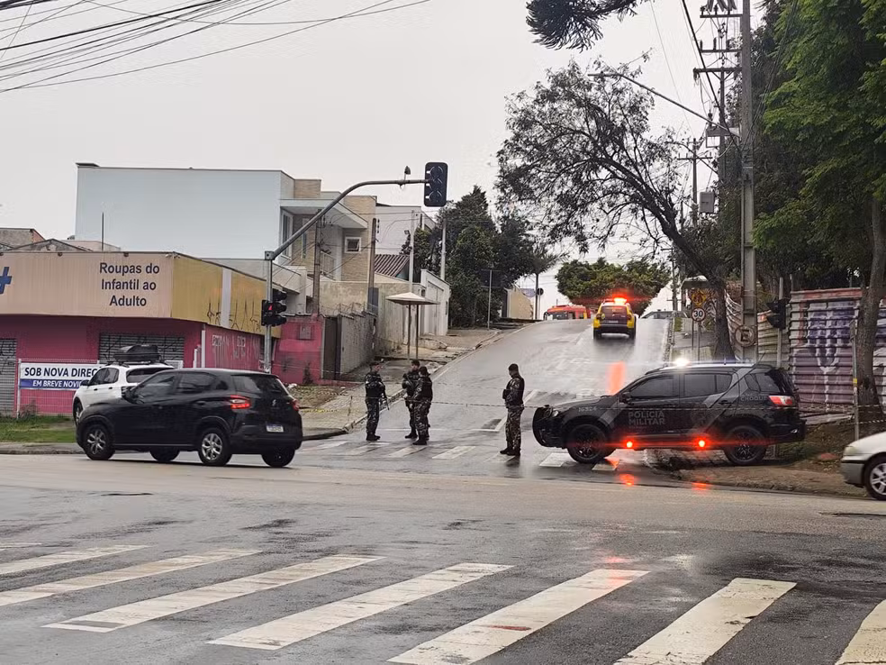 Policiais durante operação nas proximidades do CMEI São Braz, em Curitiba, após a invasão de um homem armado.