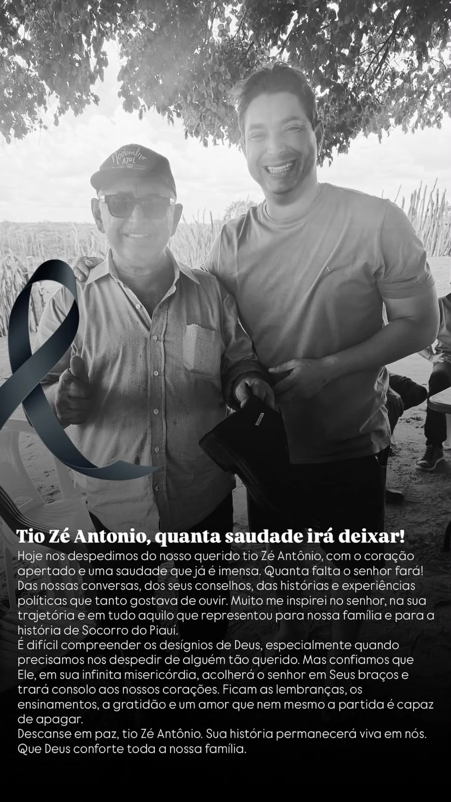 Imagem em preto e branco mostra Zé Antônio, de boné e óculos, ao lado de um homem sorridente, sob uma árvore, com laço de luto e mensagem de homenagem na parte inferior.