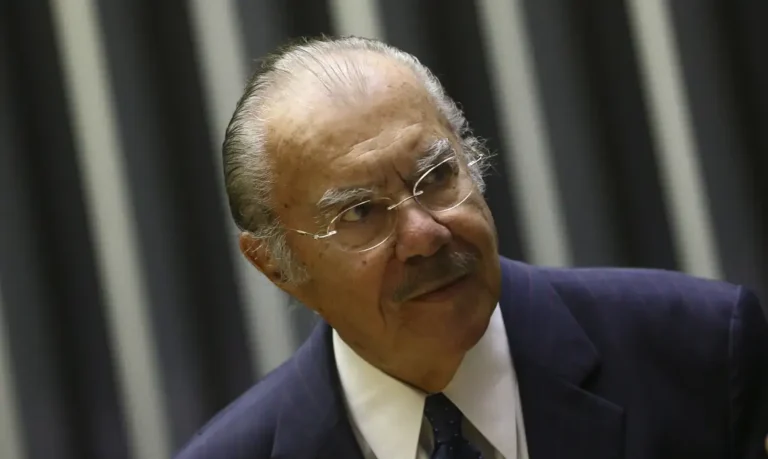 José Sarney, ex-presidente da República, durante cerimônia oficial; político passou por cirurgia abdominal em outubro de 2026.