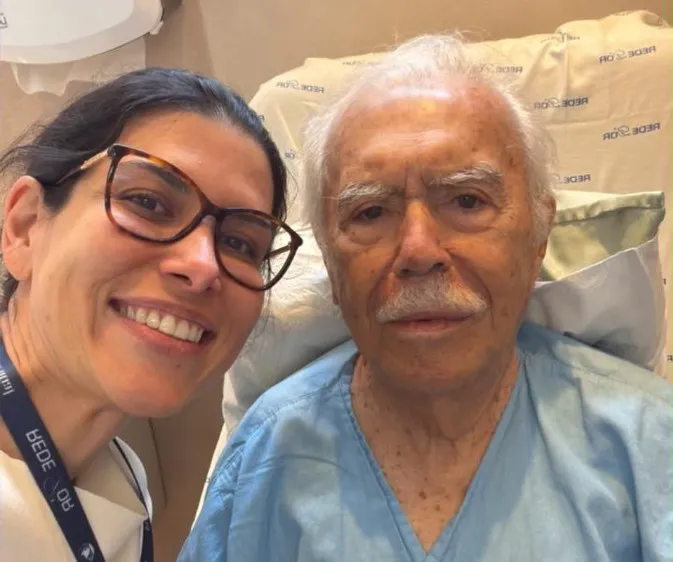 Ex-presidente José Sarney ao lado da sobrinha Júlia Bacelar durante recuperação no UDI Hospital, em São Luís.