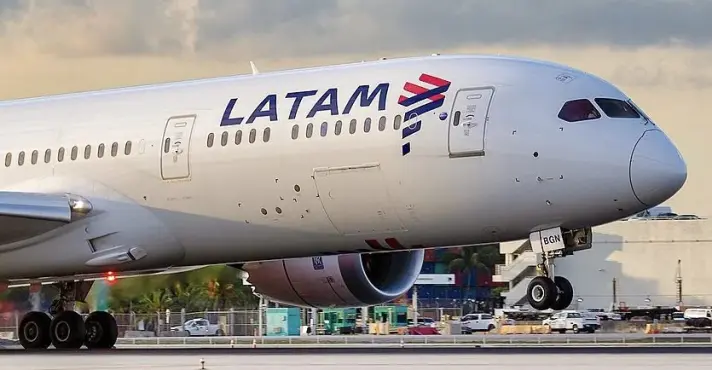 Avião da Latam, companhia condenada por extravio de malas com medicamentos