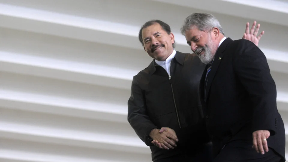 Daniel Ortega, à esquerda, e Lula, à direita, apertam as mãos durante um encontro oficial.