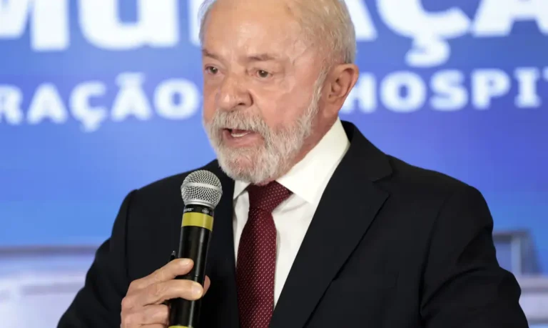 Presidente Luiz Inácio Lula da Silva durante evento público em São Paulo.