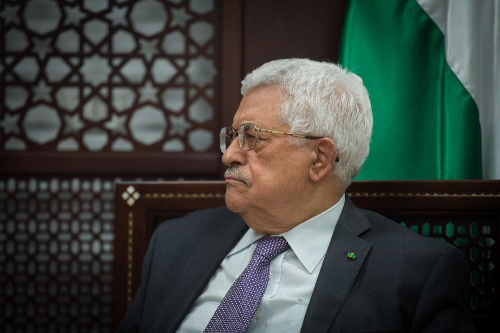 Mahmoud Abbas, presidente da Autoridade Palestina, adia eleições legislativas e presidenciais para setembro de 2027.