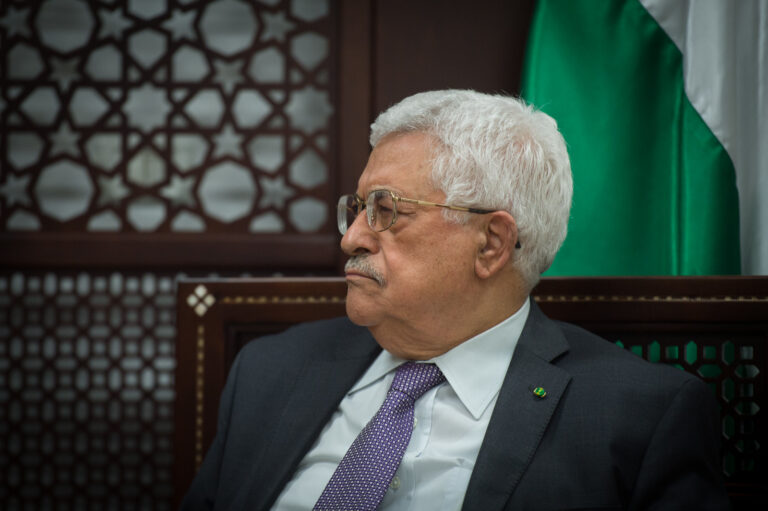 Mahmoud Abbas, presidente da Autoridade Palestina, adia eleições legislativas e presidenciais para setembro de 2027.