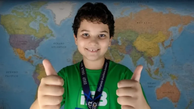 Marcelinho Lopes, menino de 10 anos aprovado em vestibular de Engenharia Mecânica, sorri e faz sinal de positivo com as duas mãos.
