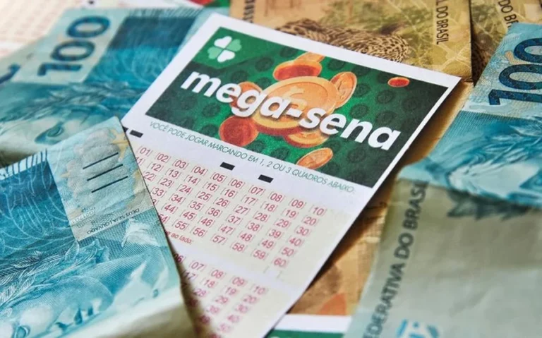 Volante de apostas da Mega-Sena sobre cédulas de dinheiro brasileiro, incluindo notas azuis de R$ 100.