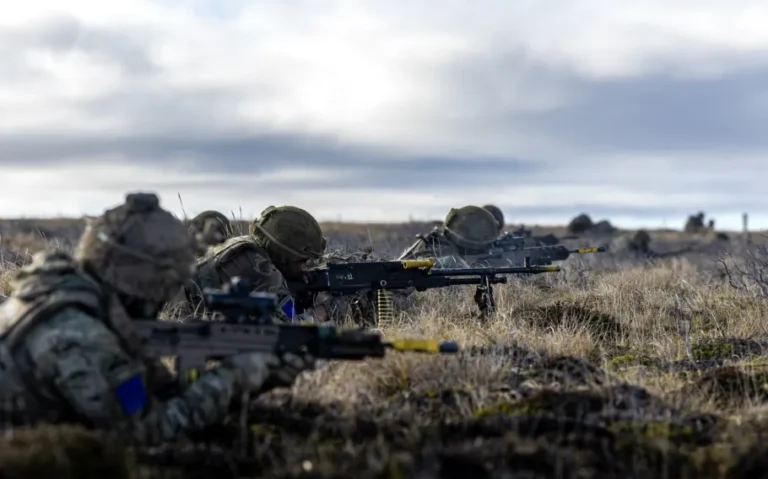 Militares britânicos participam de treinamento nas Ilhas Malvinas para simular uma resposta a uma eventual invasão argentina.