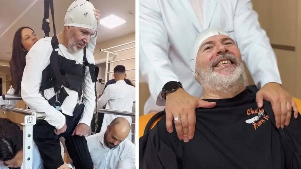 Montagem de dois momentos da fisioterapia de Mingau: à esquerda, o músico está de pé com equipamento de sustentação e auxílio de profissionais; à direita, aparece sentado e sorrindo.