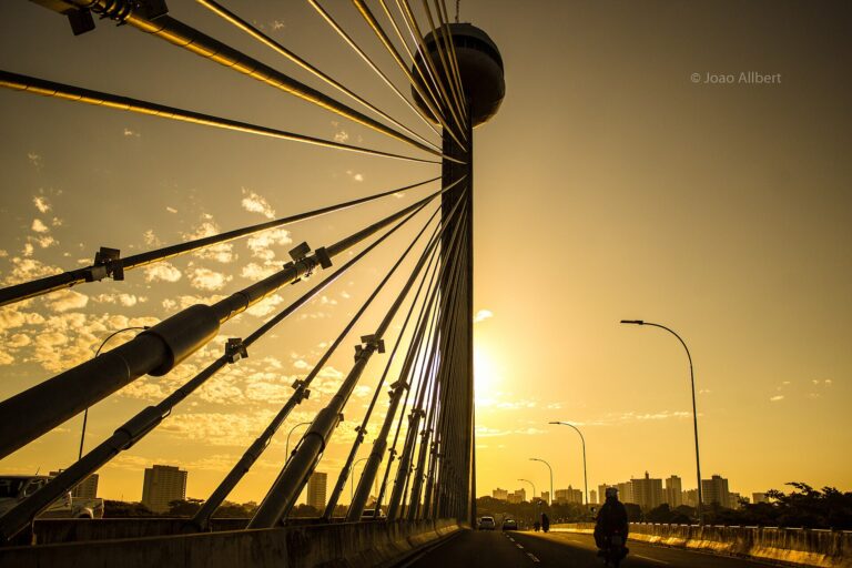 Ponte Estaiada de Teresina ao pôr do sol, com os cabos de sustentação e a torre do mirante.