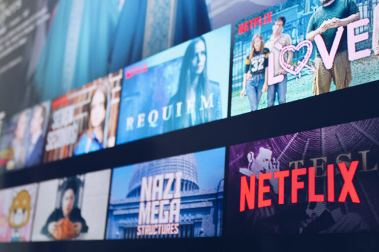 Imagem ilustrativa da plataforma Netflix em uma televisão, representando o mercado de streaming na América Latina.