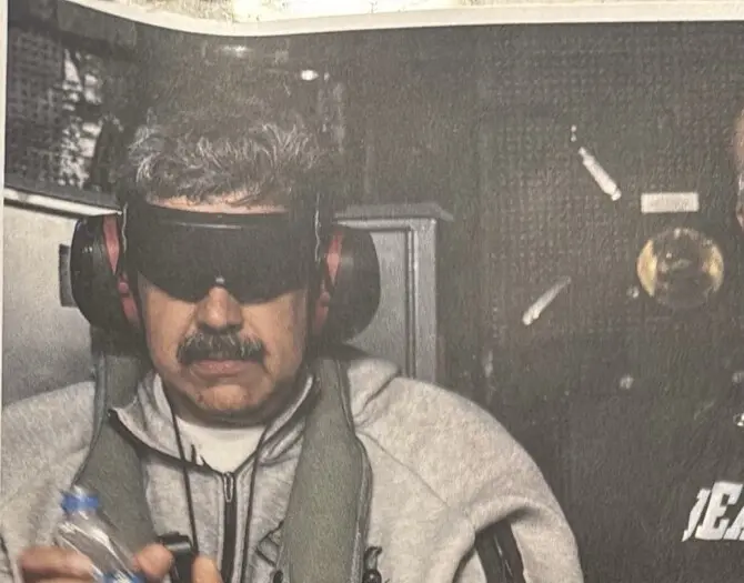 Nicolás Maduro aparece vendado e sob custódia após ser capturado por militares dos Estados Unidos, com uma garrafa de água junto ao corpo.