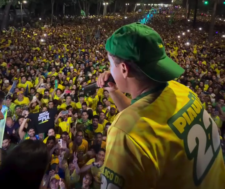 Nikolas Ferreira veste uma camisa com o nome do Piauí durante manifestação política em Teresina.