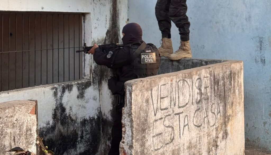 Equipes da Polícia Civil do Piauí durante a Operação Cidade com Deus, realizada contra o tráfico de drogas em Parnaíba.