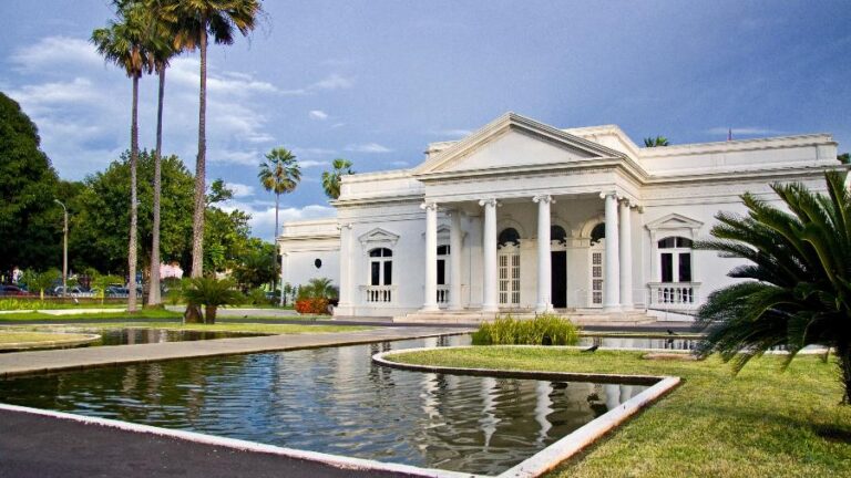 Vista do Palácio de Karnak, sede do Governo do Piauí, em Teresina.