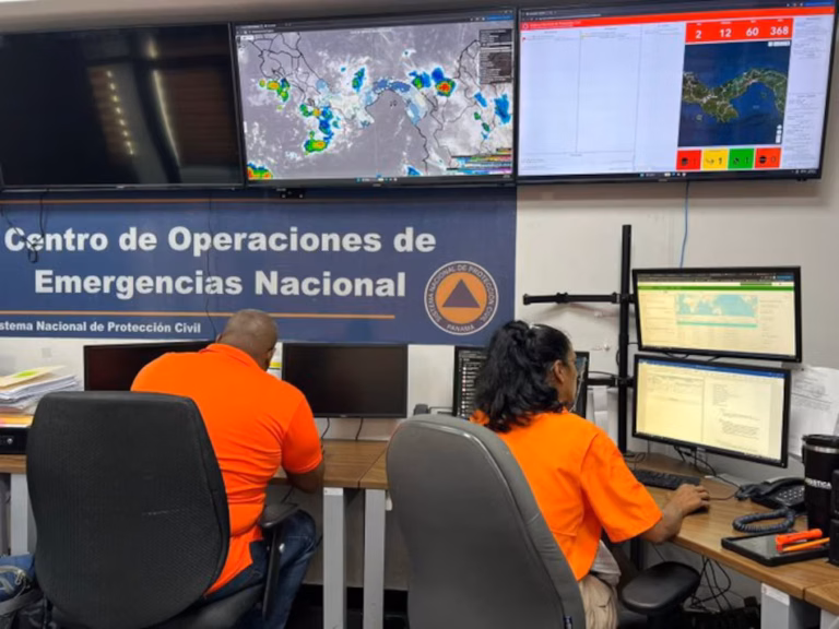 Equipes de emergência do Sinaproc monitoram os efeitos do terremoto de 9 de outubro de 2026 no Panamá.