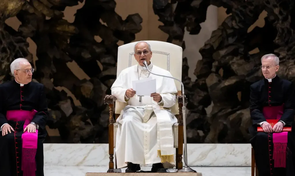 Papa Leão XIV anuncia cirurgia para retirar nódulo no pulmão durante o Angelus no Vaticano.