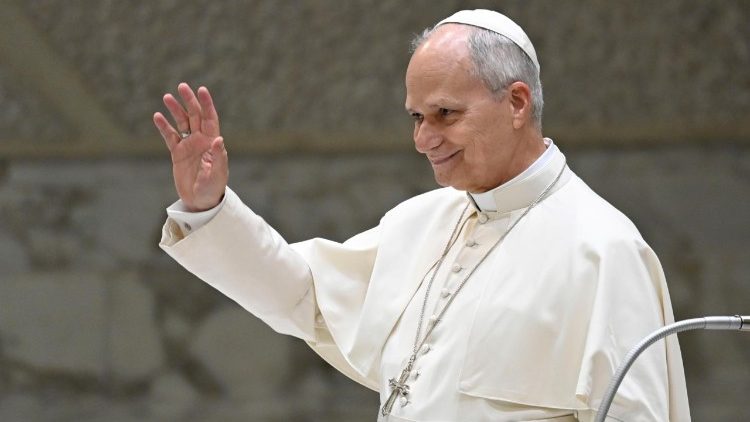 Papa Leão XIV de vestes brancas, acenando durante aparição pública no Vaticano.