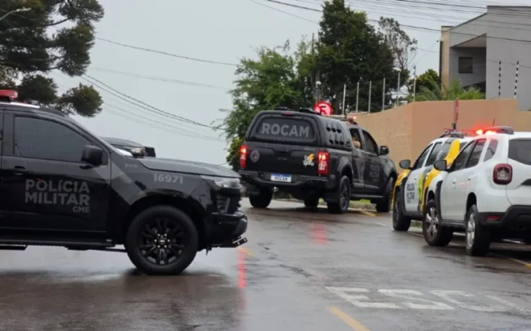Policiais e viaturas nas proximidades do CMEI São Braz durante a operação de resgate em Curitiba.