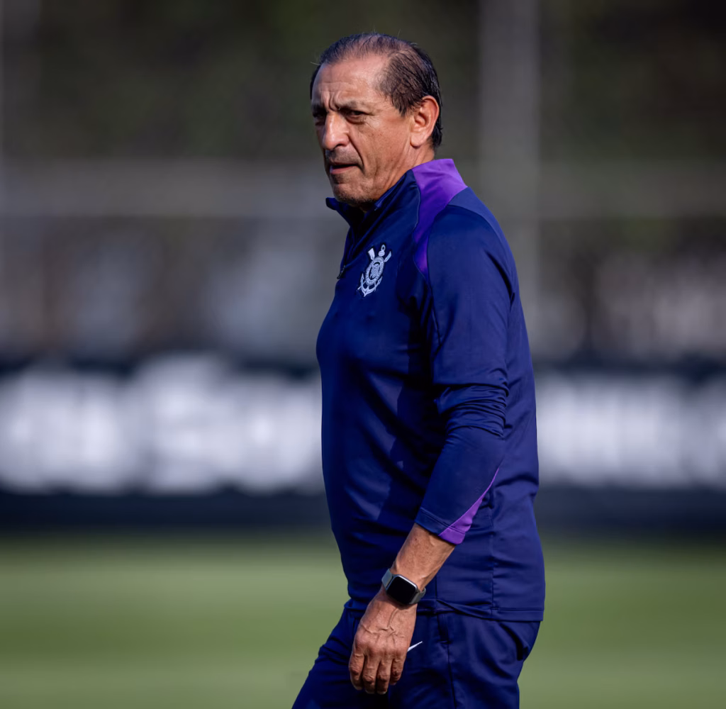 Técnico argentino Ramón Díaz, cotado para retornar ao comando do Corinthians em 2026.