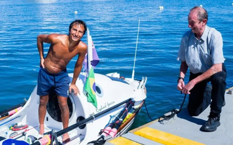 Raphael Garcia e Amyr Klink durante encontro na Bahia Marina, em Salvador, após travessia solitária do Oceano Atlântico.