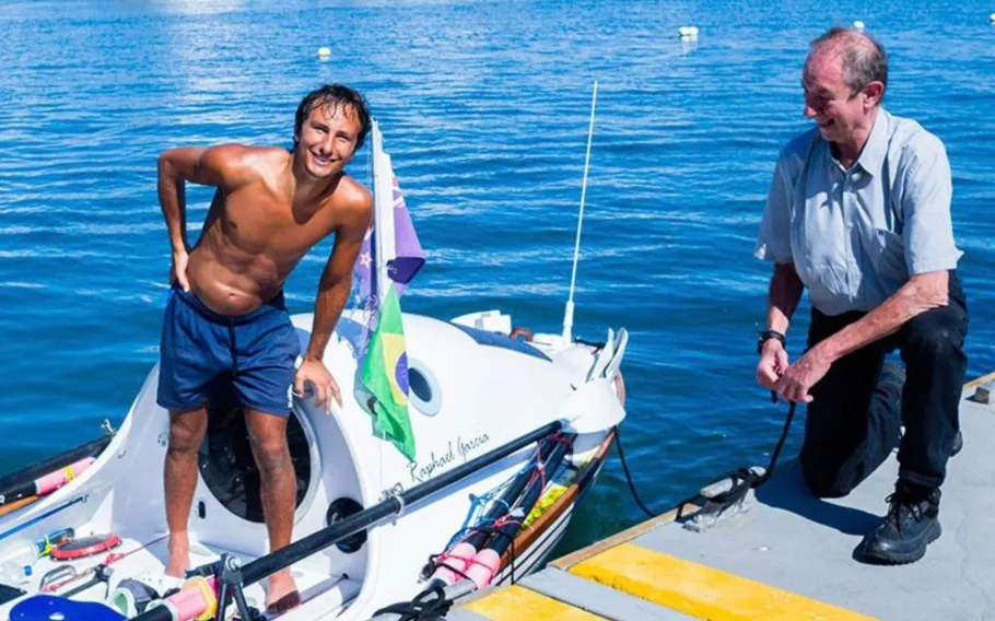 Raphael Garcia e Amyr Klink durante encontro na Bahia Marina, em Salvador, após travessia solitária do Oceano Atlântico.