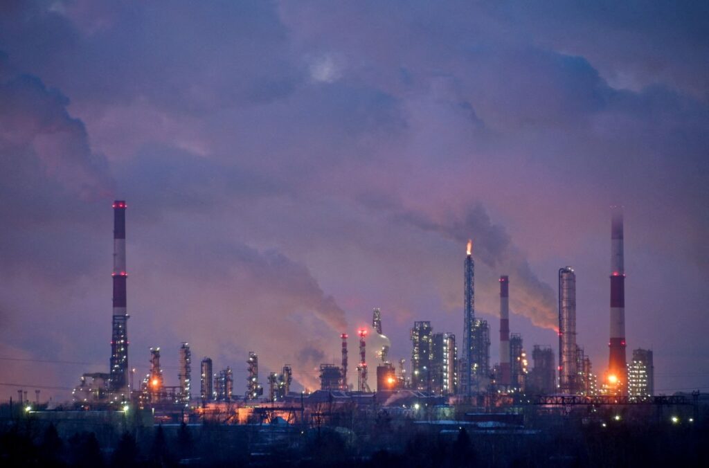Instalações industriais de uma refinaria de petróleo em Omsk, na Rússia.