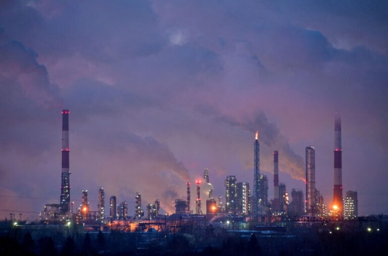 Instalações industriais de uma refinaria de petróleo em Omsk, na Rússia.