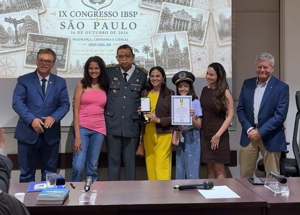 Tenente-coronel Reginaldo Canuto de Sousa, fardado, ao lado de participantes de cerimônia em congresso realizado em São Paulo.