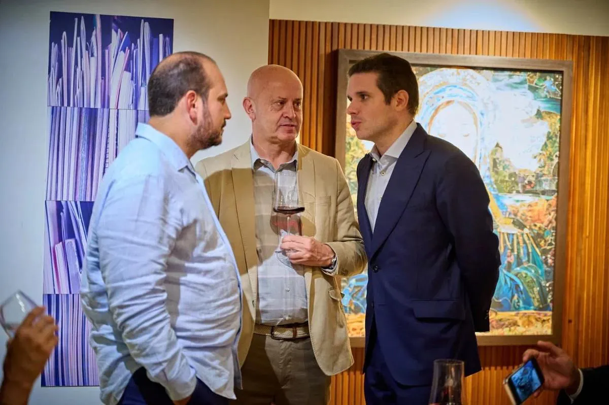 Hugo Motta, Jhonatan de Jesus e Careca do INSS conversam durante encontro em Brasília.