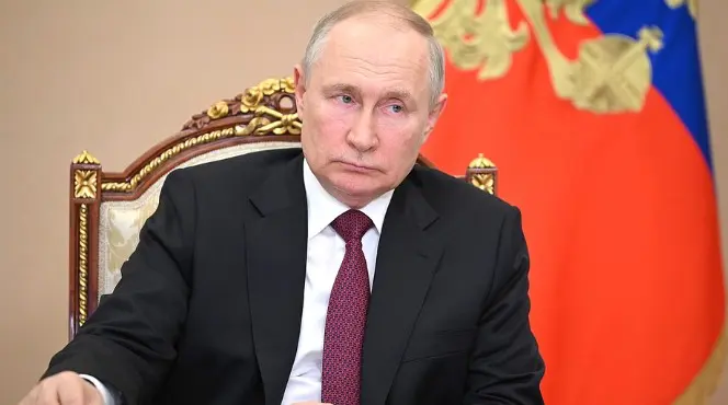 Presidente russo Vladimir Putin, cujo governo reagiu às declarações da ministra da Defesa da Holanda sobre a Rússia.