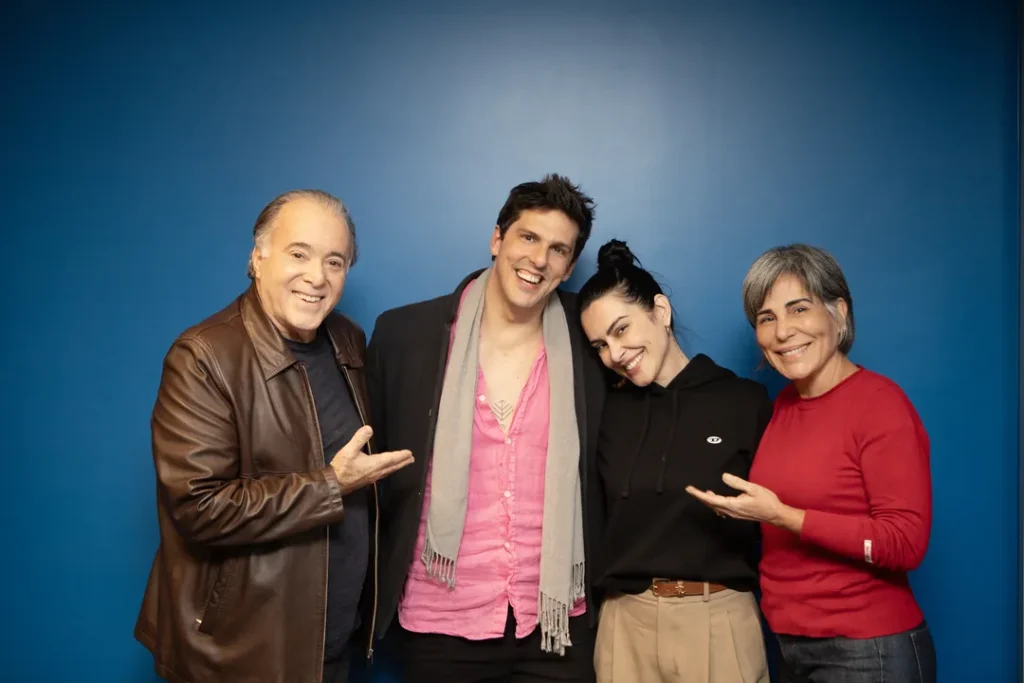 Tony Ramos, Gloria Pires, Cleo e Rafael Infante reunidos em fotografia de divulgação do filme Se Eu Fosse Você 3.