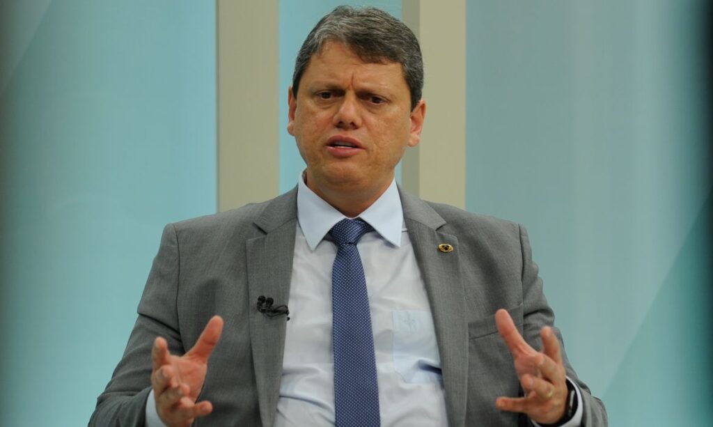 Tarcísio de Freitas durante entrevista ao programa Brasil em Pauta, da TV Brasil, em novembro de 2021.
