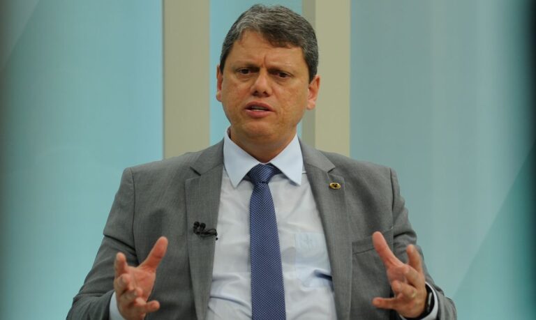 Tarcísio de Freitas durante entrevista ao programa Brasil em Pauta, da TV Brasil, em novembro de 2021.