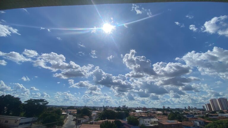 Vista de Teresina durante dia ensolarado e de calor intenso, com previsão de temperaturas de até 40 graus.